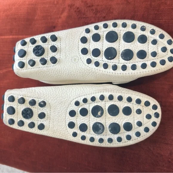 Tory Burch Cream Loafers with Gold Emblem - Picture 2 of 7